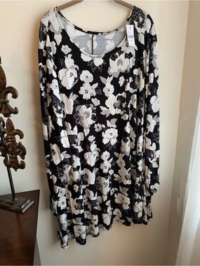 NWT-LANE BRYANT PLUS SIZE 30/32  BLACK& WHITE FLORAL LONG “SWING TEE”